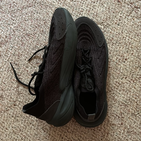 Mens black athletic shoe size 9 good condition. - Picture 2 of 3